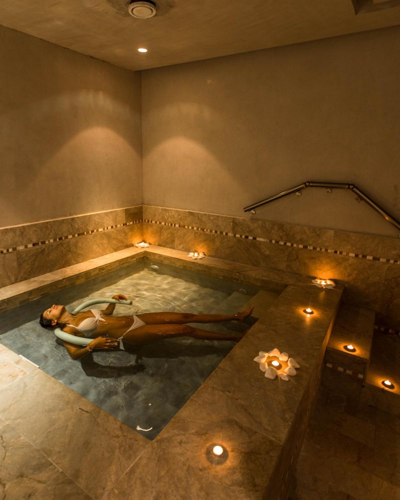 La Badira - Adult Only Hotel Hammamet Exterior foto A woman floating in a spa